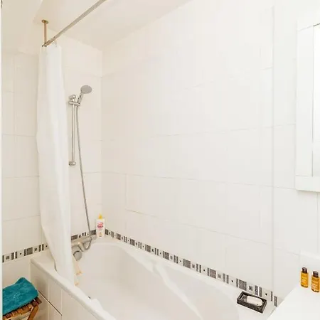 Apartment Bright 37m For 2 With Balcony In Paris!