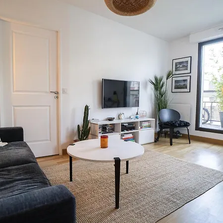 Apartment Bright 37m For 2 With Balcony In Paris! *