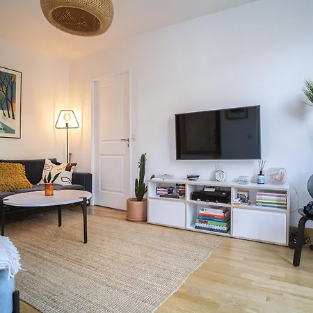 Apartment Bright 37m For 2 With Balcony In Paris! *